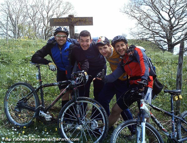 Gruppo in Mountain Bike nel Bosco di Malabotta
[click per ingrandire l'immagine]