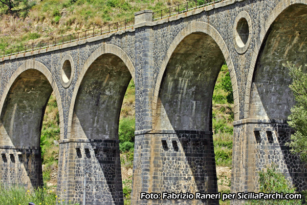 Ponte ferroviario in pietra lavica di San Cataldo 
[click per ingrandire l'immagine]