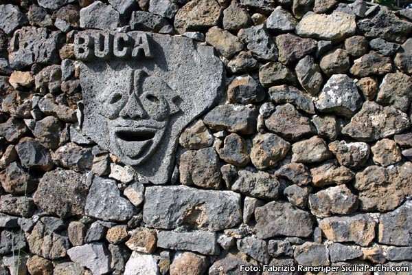 Castiglione di Sicilia (CT) - Buca delle lettere realizzato in pietra lavica
[click per ingrandire l'immagine]