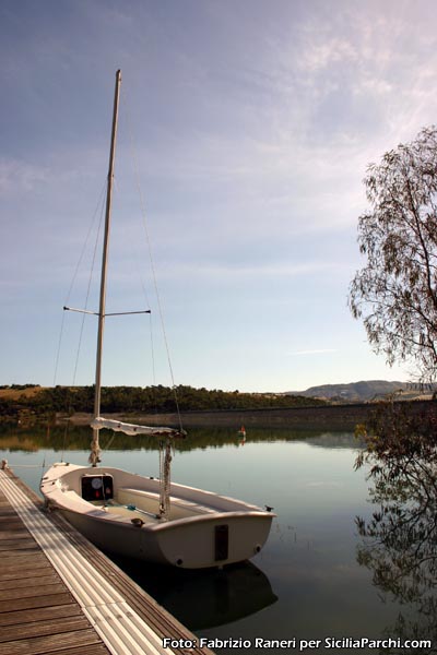 Diga Nicoletti (EN) - Barca a vela
[click per ingrandire l'immagine]