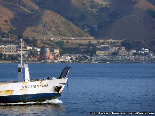 Messina
Traghetto in navigazione nello stretto
[click per ingrandire l'immagine]