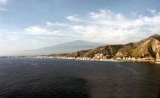 Panorama di Giardini Naxos (ME) con l'Etna che domina all'orizzonte