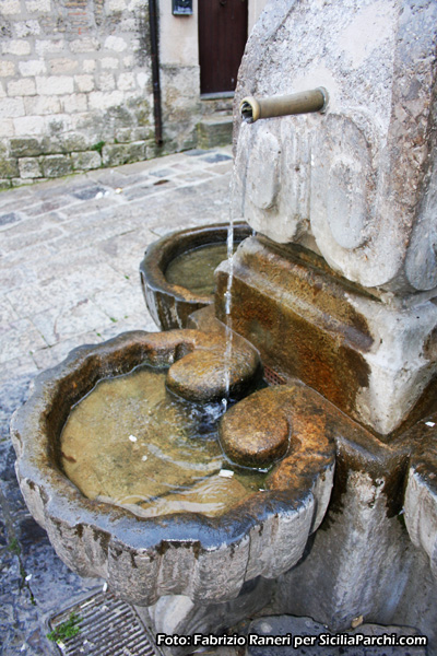 ''I 4 cannola'', la fontana dipica dei paesi nella Provincia di Palermo 
[click per ingrandire l'immagine]