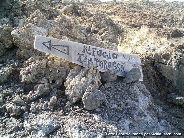 Cartello sull'Etna che indica il rifugio Timparossa [click per ingrandire l'immagine]